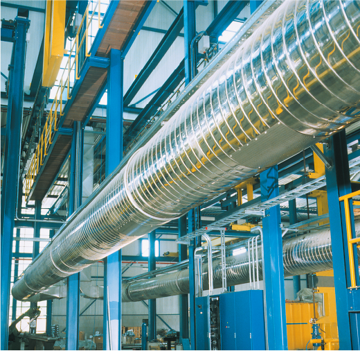 ventilatie buizen van RVS hangen in een fabriek